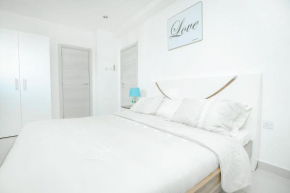Luxe Apt close to Airport&Mall with a Rooftop Pool